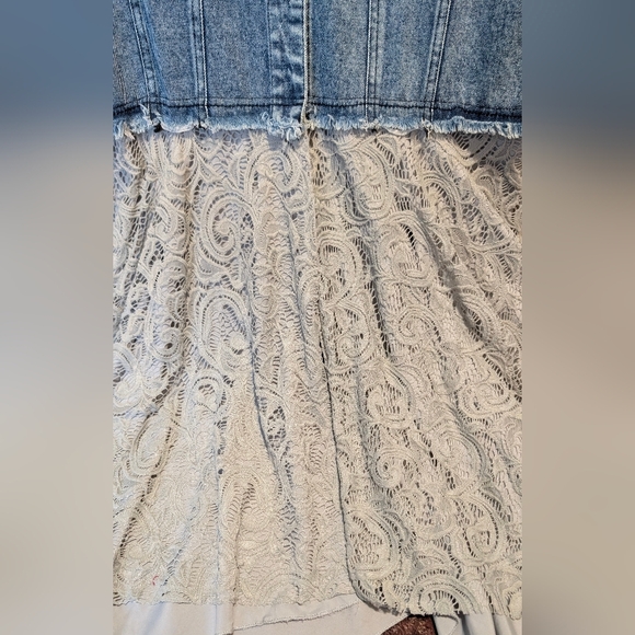 NWT E Retro Denim Vest With Gray Lace And Lining Shark Bite Hem - Picture 4 of 13